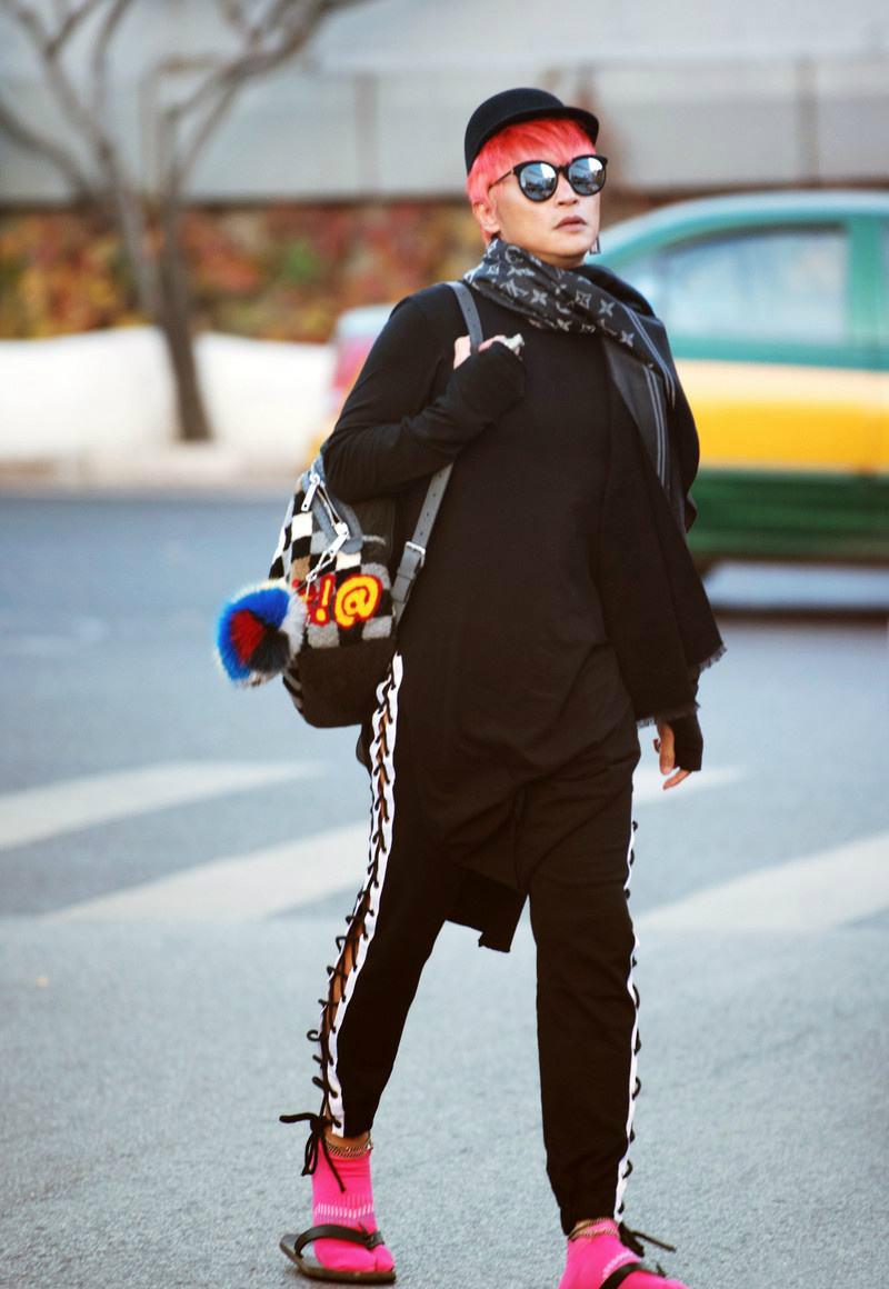 陈志朋的"时尚"穿搭,时尚衬衫还戴个女士束腰!你品,你细品