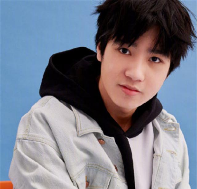 "我以后怎么生活呀",严君泽送粉丝六千块,老婆发话:抽一百个