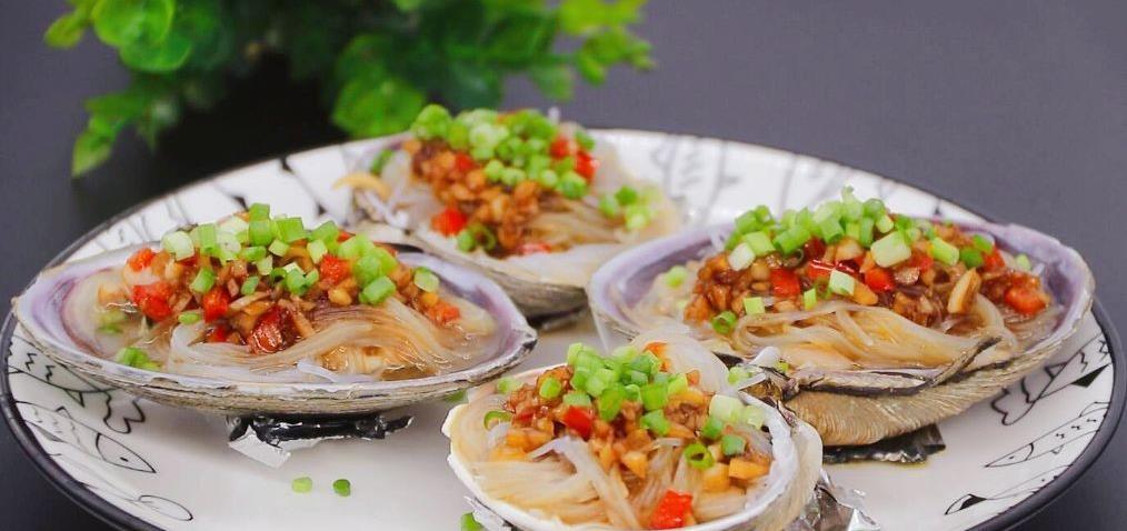 原创16元买了2个天鹅蛋配上蒜蓉和粉丝蒸着吃一人一个解解馋