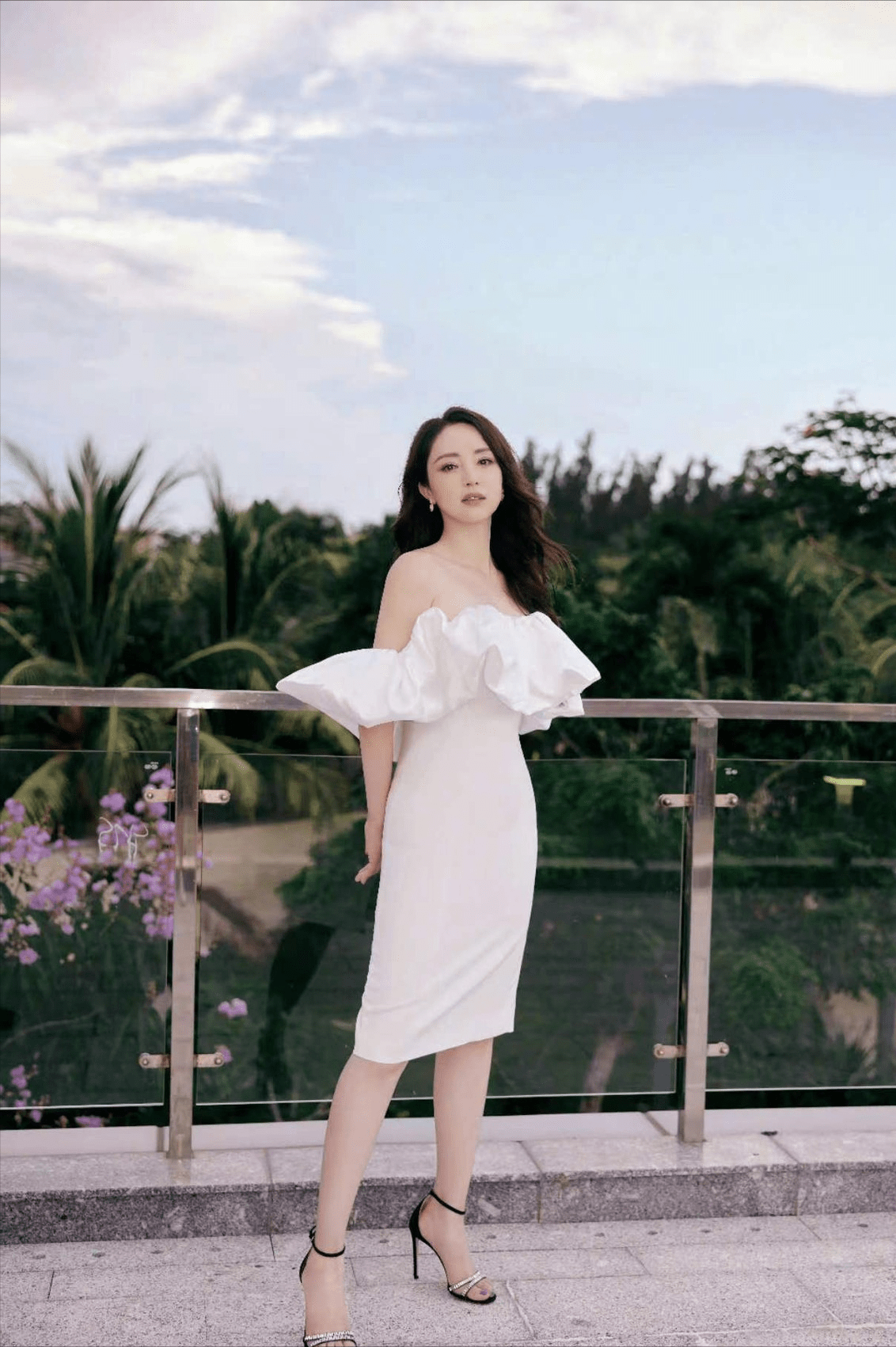 董璇搭配了白色高跟凉鞋,高跟鞋可以起到延展脚背线条的效果,同时也会