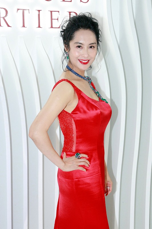 朱茵一点不像四十加,皮肤白皙美貌依旧,依稀可见"紫霞"风采_红色_感觉