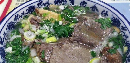 它主要以羊肉湯為主,再加入豬肉湯和雞肉湯混合配製而成,其食材豐富