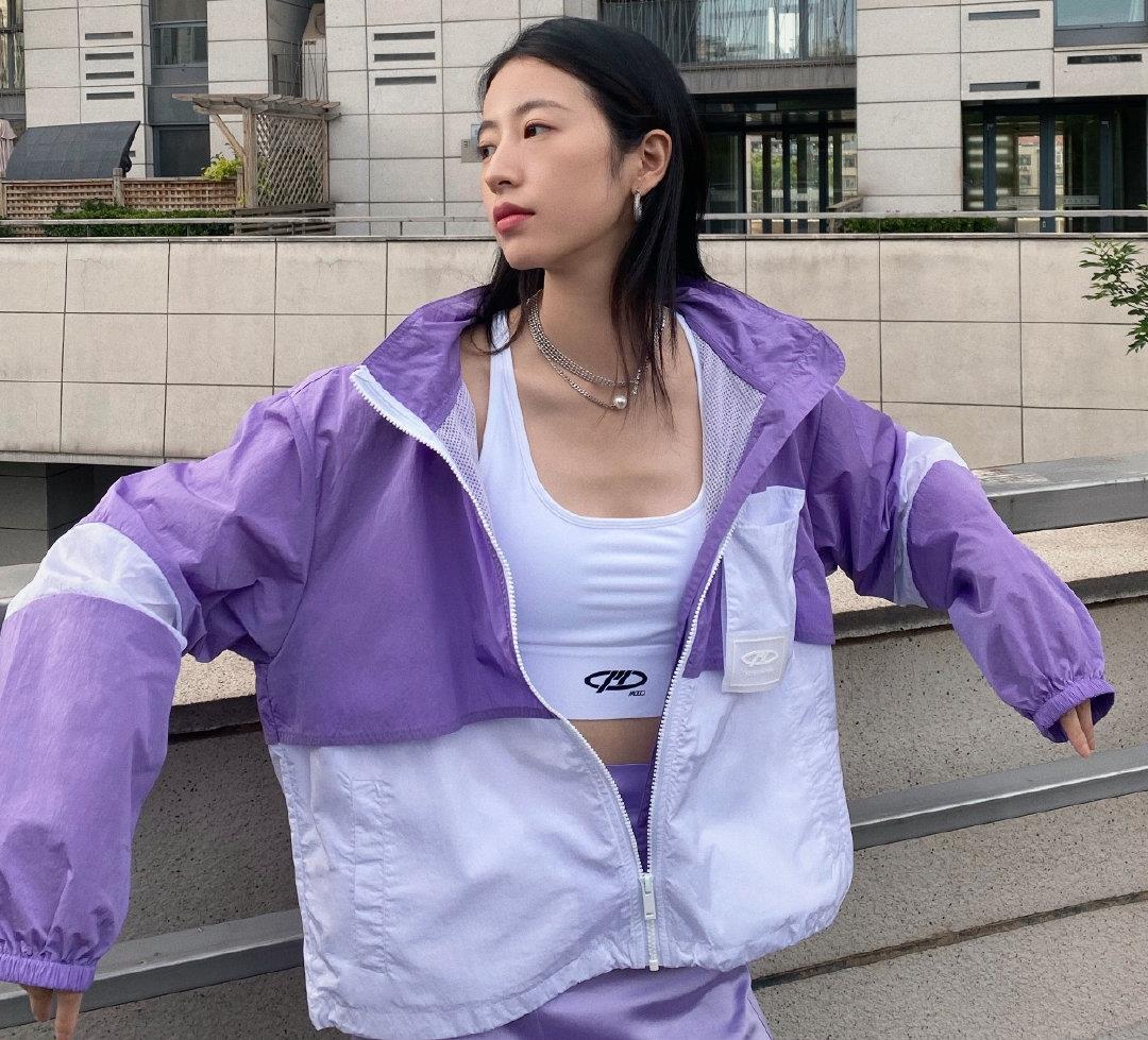 原创周雨彤私服美照来袭穿运动外套配抹身材上衣时尚特别女神气质