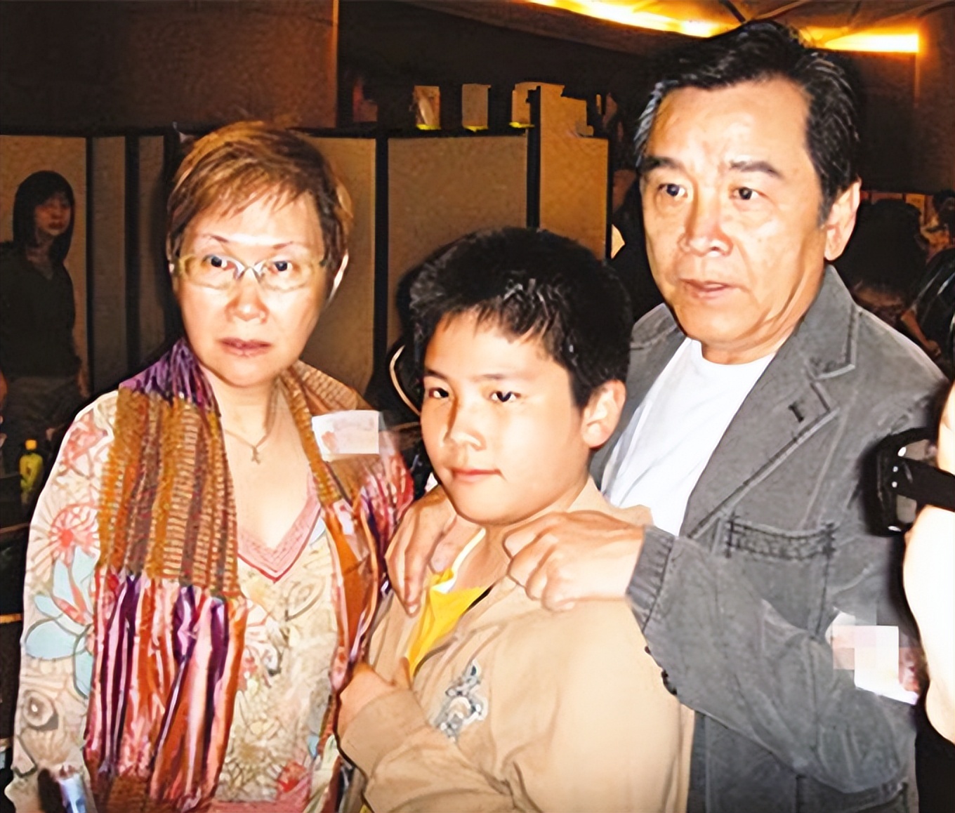 原创姜大卫夫妇为儿子庆生27岁爱子像老爸签李泽楷公司做直播带货