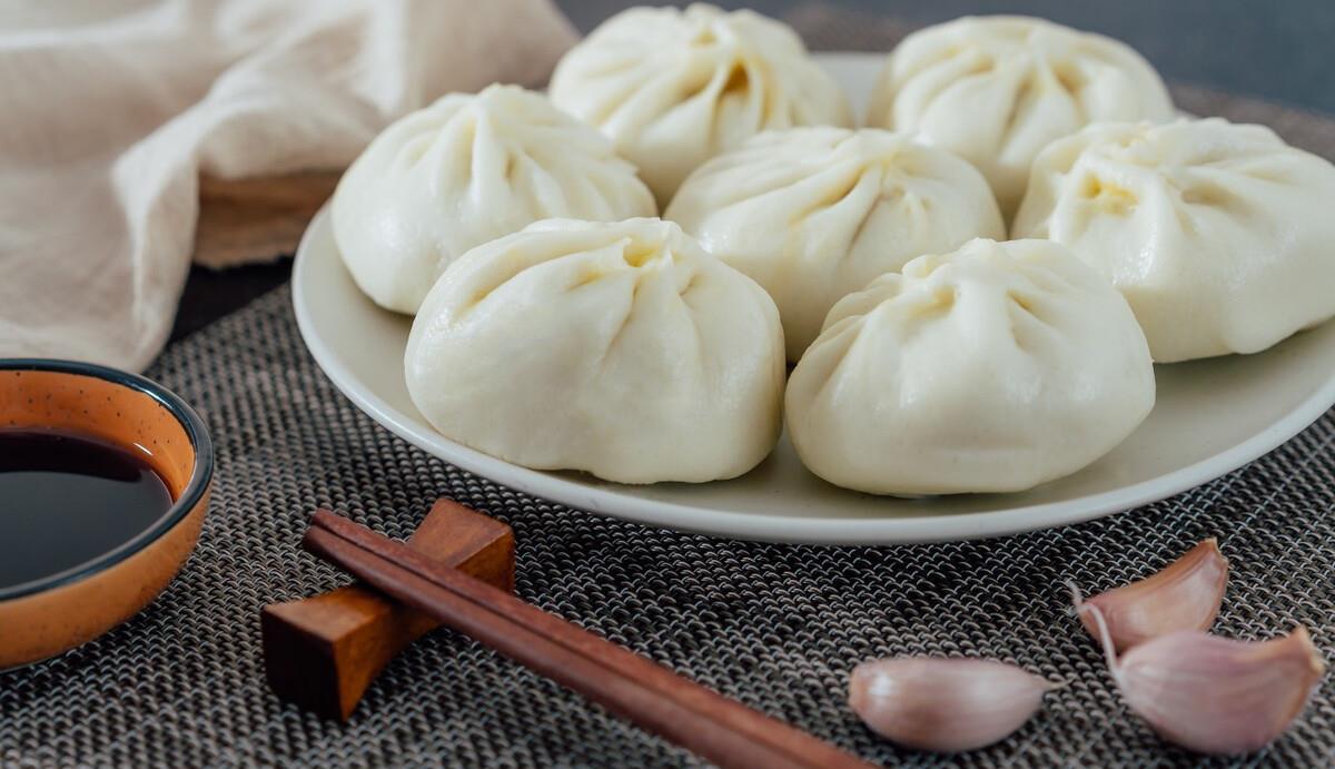 包子是蒸熟了冷冻还是生的冷冻，用对方法，包子松软又好吃_冰箱_酵母_冷水