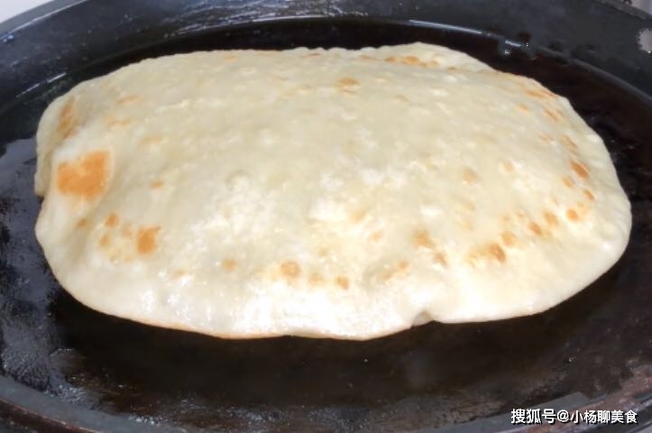 做雞蛋灌餅時
，掌控3大基本功
	，但凡鼓大泡，不幹不硬，纖細又爽口