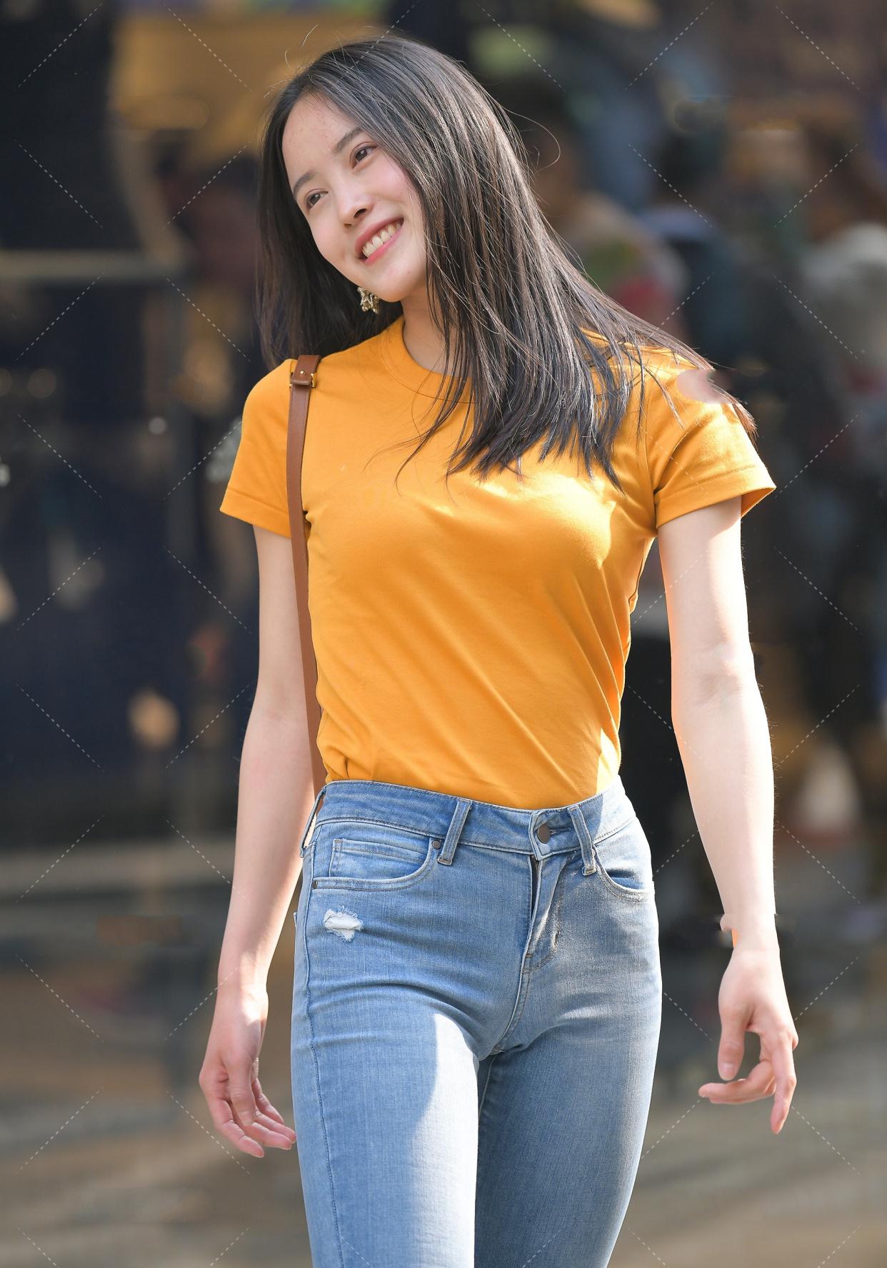 由于上身选择了一件色彩十分鲜艳的t恤衫,为了不使全身的亮点过于突出