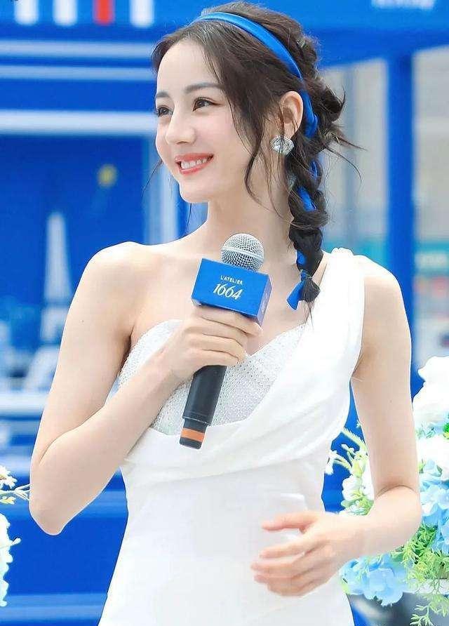 迪丽热巴出现活动,生图简直太美了_明星_状态_照片