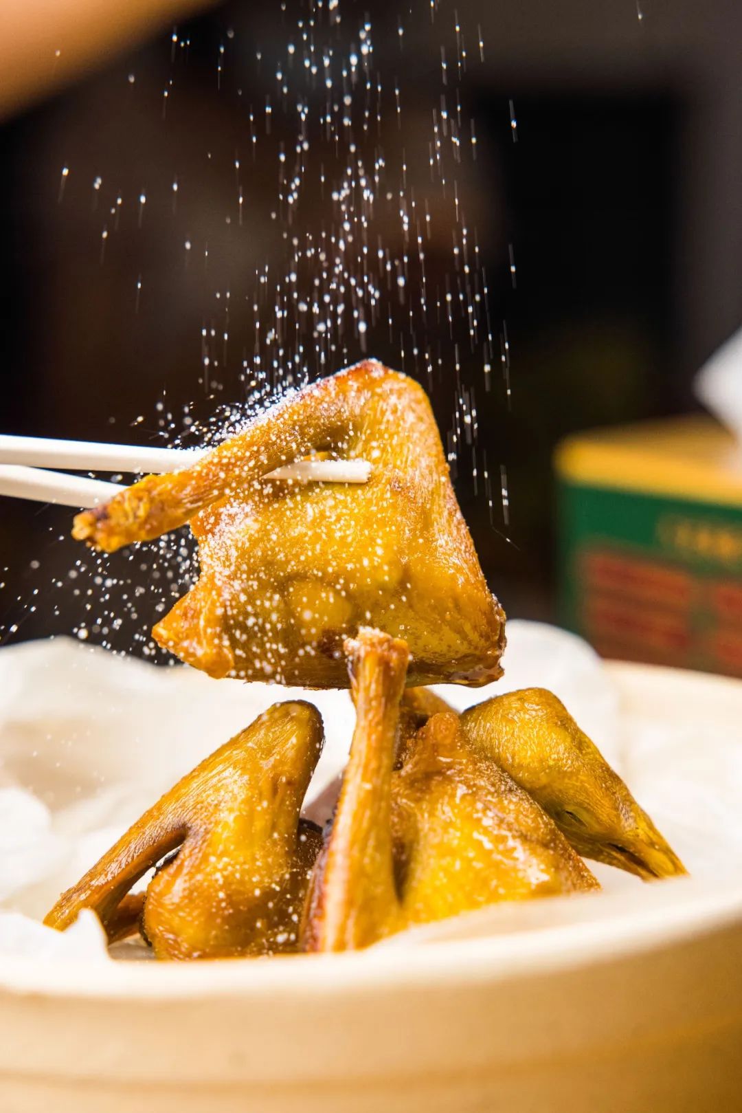 盐焗鸡吃得多,盐焗鸽倒是第一次见,师傅说这是