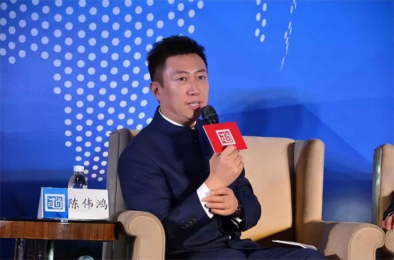 央视主持人陈伟鸿:55岁依然儒雅知性,一儿一女让人很羡慕_李光耀_对话