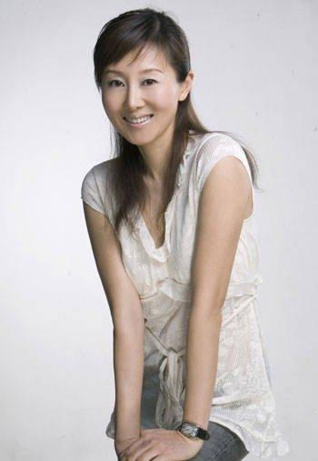 丈夫是美术系的老师,婚后有一个孩子,生完孩子的潘蔚还非常年轻,再加