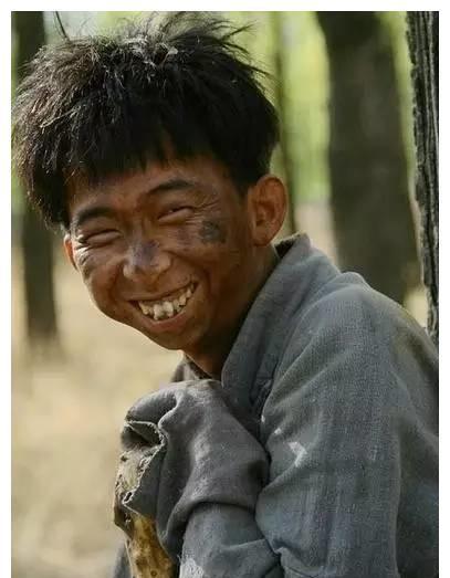 都是演乞丐,周星驰用手抓饭,刘德华睡大街,最后一位是来搞笑的_角色