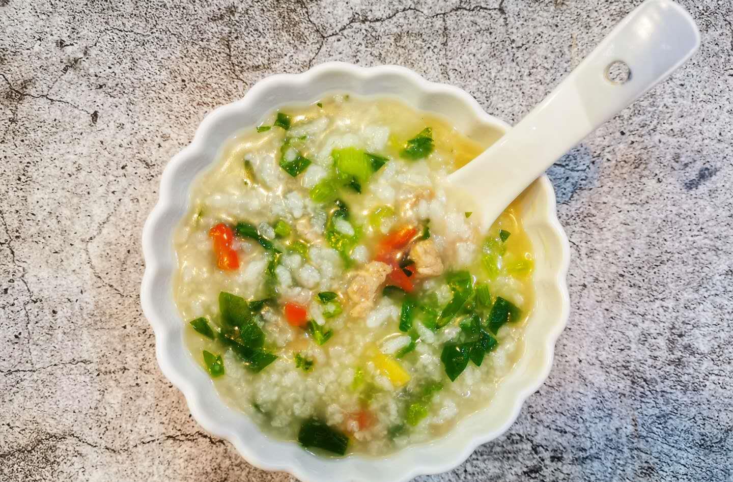 补铁补钙的芹菜瘦肉粥,荤素搭配吃得香,怎么做又快又好看这里