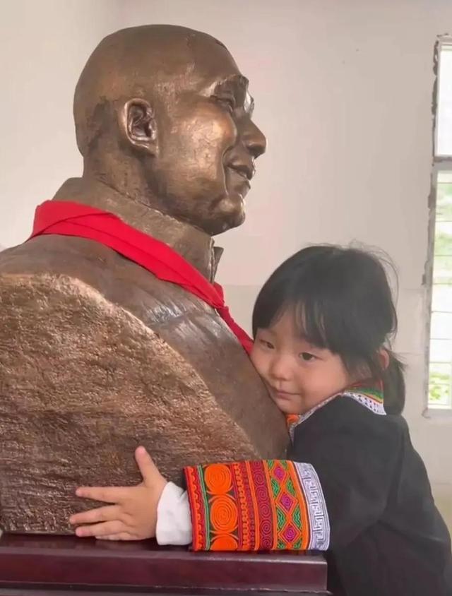 大凉山公益张晓林个人资料以前做什么的 张晓林女儿抱石像妻子照片