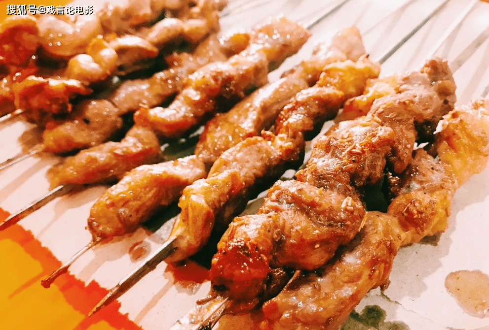 而是一种情怀,因为这些烤串儿,承载了无数老北京人对家乡的思念!