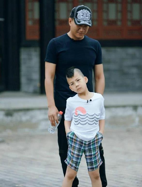 胡军儿子12岁生日妈妈卢芳晒照为其庆生康康身高超妈妈