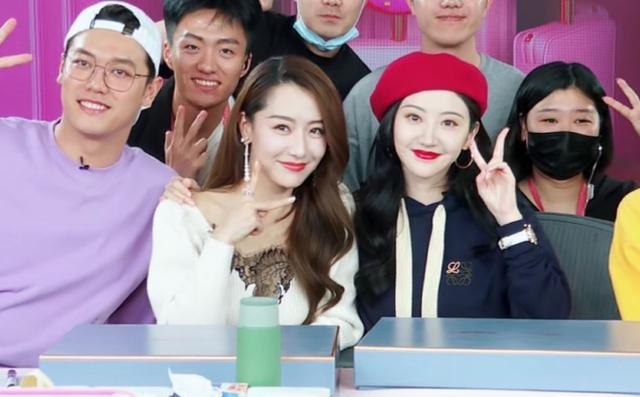 白冰懒理风波与景甜出镜,两位美女同框太养眼,一个优雅一个甜美_裙子