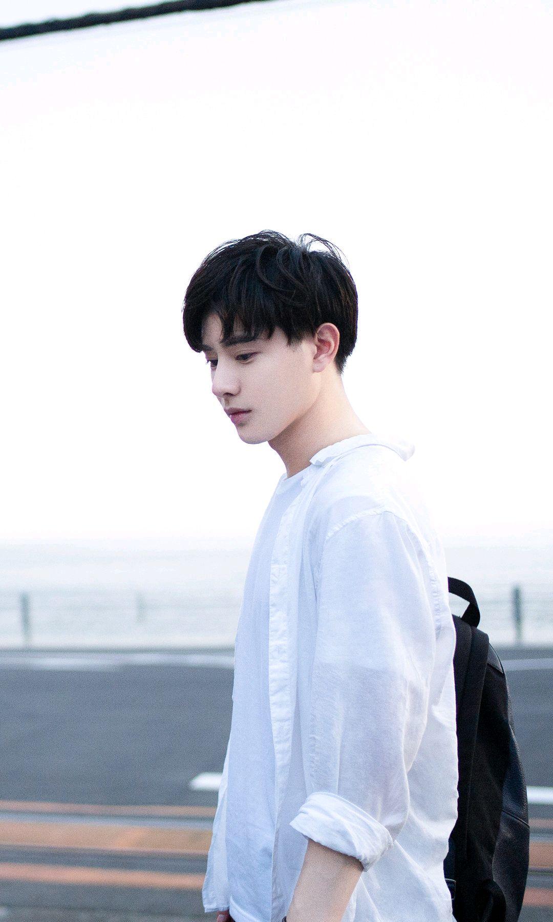 王佑硕休闲服装搭配,尽显阳光帅气,气质干净,又满是儒雅轻熟_白色