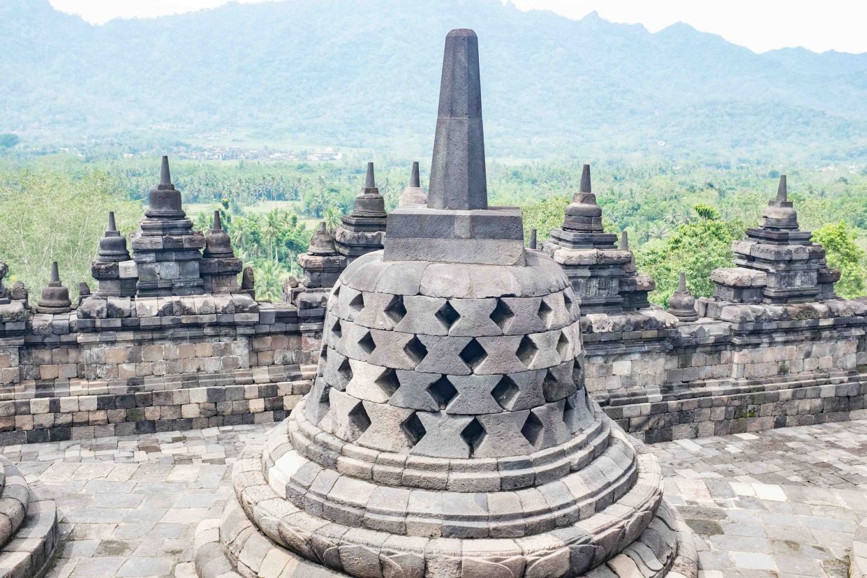 世界最大的石刻古寺，没有文字记录是谁建造，却看不到塔顶第七层