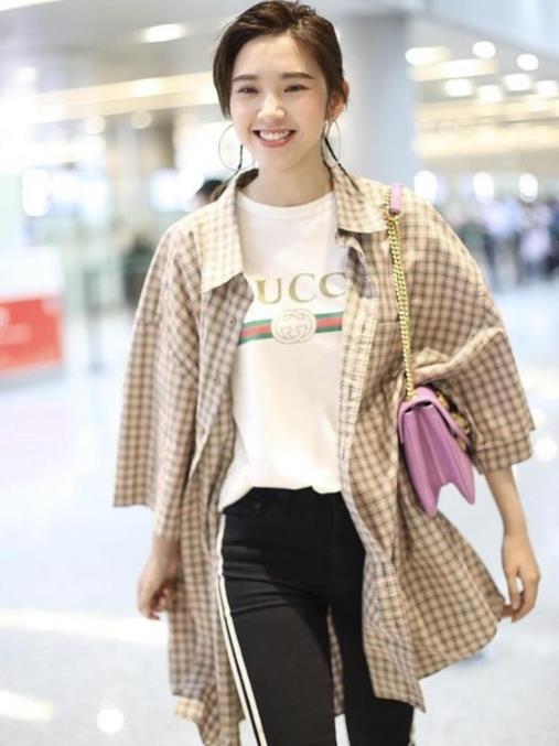 原创唐艺昕少女感爆棚穿格纹衬衫搭白t青春活力简约大气
