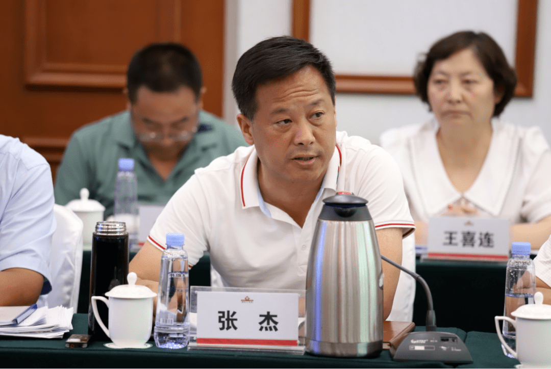 武川县人民政府副县长张杰在致辞中,详细介绍了武川县区域产业和经济