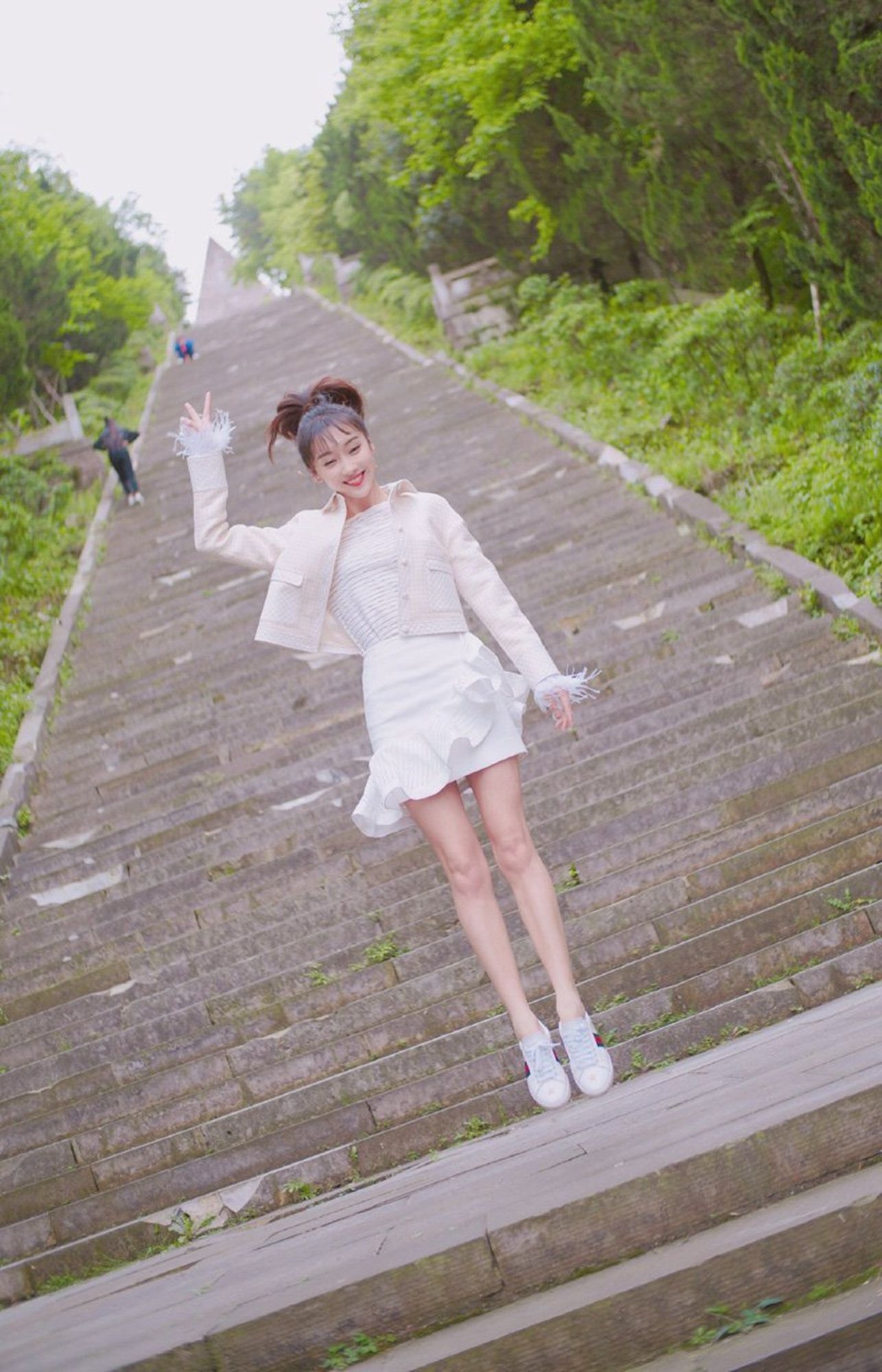 宣璐白色超短裙户外大长腿性感写真_宣璐_超短裙_写真