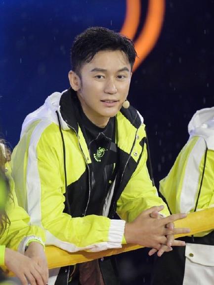 李晨晒撕名牌现场照:黄景瑜将他鞋子弄丢,他却夸对方有两下子_照片