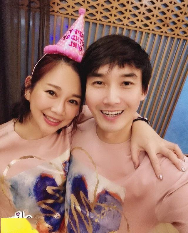 因为婚前患有卵巢病的关系,婚后的陈松伶始终没有怀孕.