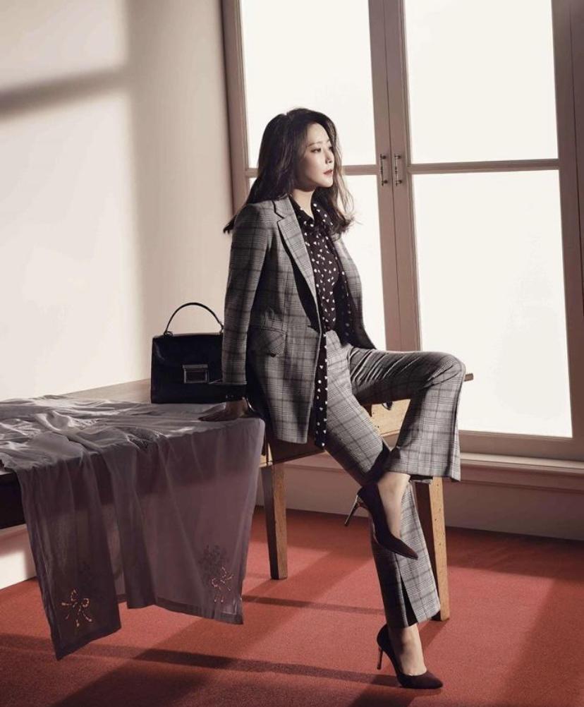 金喜善宽松上衣配牛仔喇叭裤,简单休闲精致优雅,彰显非凡时尚感_女生