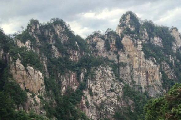 浙江有一景区，山高谷深、层峦叠嶂，还被誉为浙西小黄山！