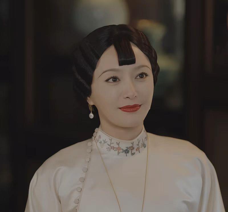 2001年,秦岚因出演个人首部电视剧《大唐情史》正式进入演艺圈,出道