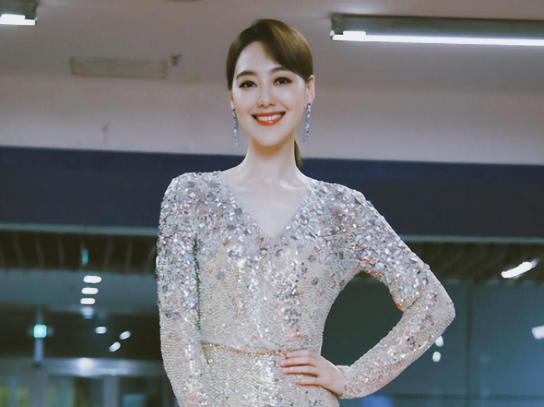 主持人王冠:两次从央视消失,与曹可凡传绯闻,38岁未婚也幸福_田明