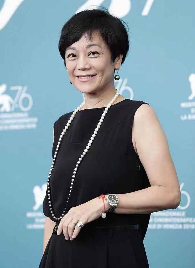 让罗大佑苦等又未婚生子的女人,66岁张艾嘉深v长裙走红毯不服老