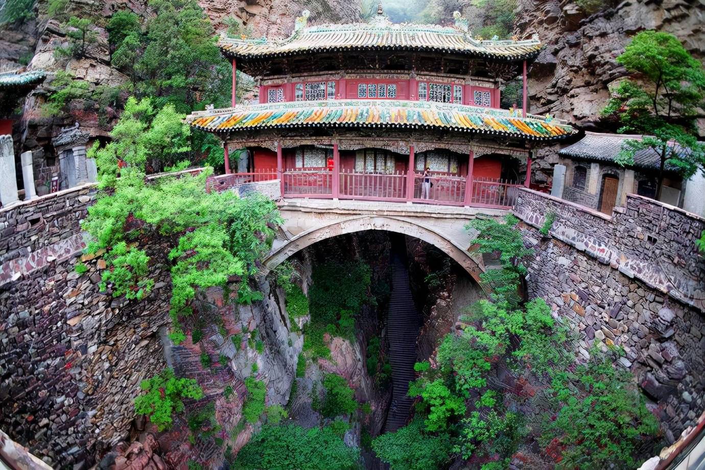 河北苍岩山上藏着一神奇建筑,悬空建在峭壁边,异常稳定坚固_寺庙_古人
