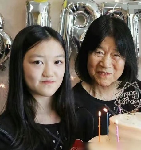 李嫣和爸爸奶奶合影,三代人共用一张脸,有谁注意到奶奶的嘴?