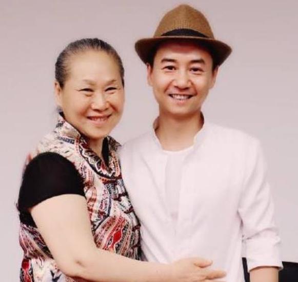 儿子带出道演戏,两部电影票房超过80亿,如今比儿子还受欢迎_苇青_毛孩