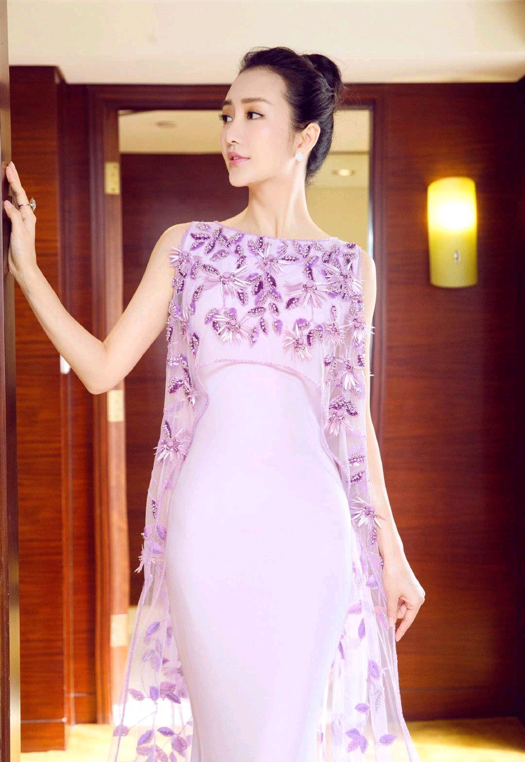 原创王鸥的穿搭好精致身穿一袭淡紫色连衣纱裙尽显女性魅力