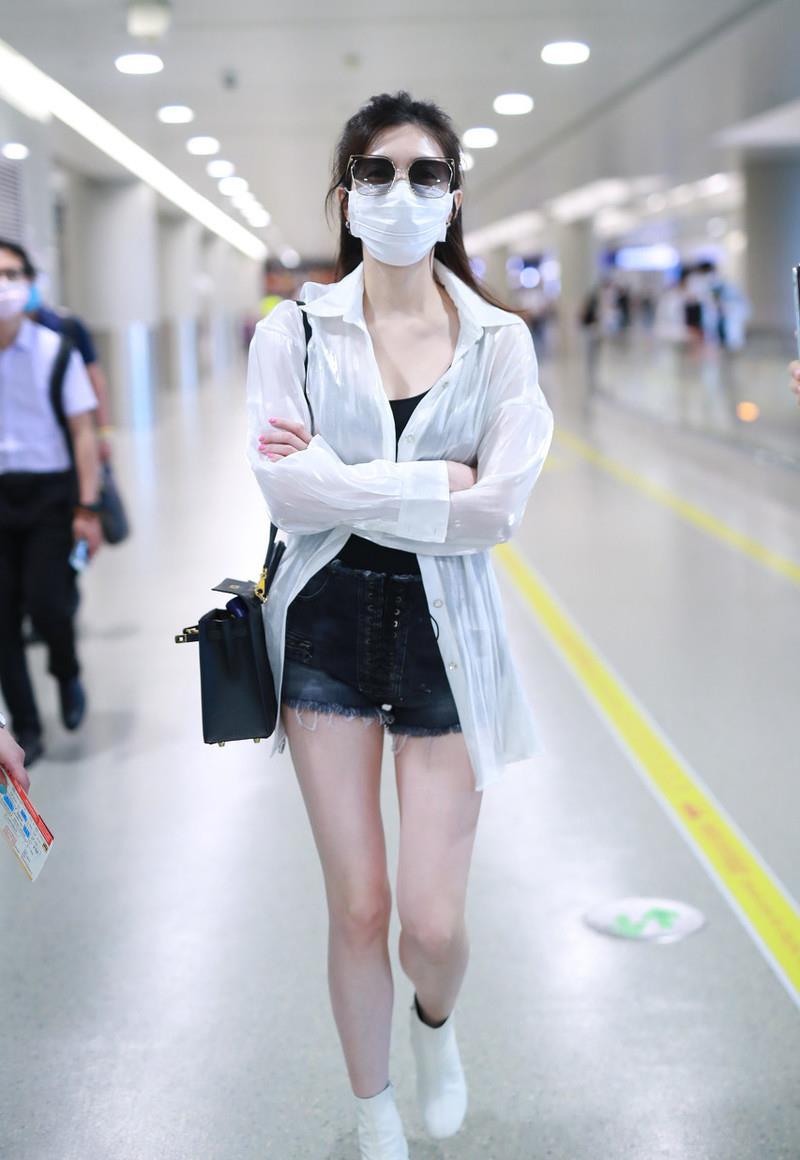 34岁江疏影身穿“透明衬衫”bsport体育女人味十足这样穿清爽大气(图2)