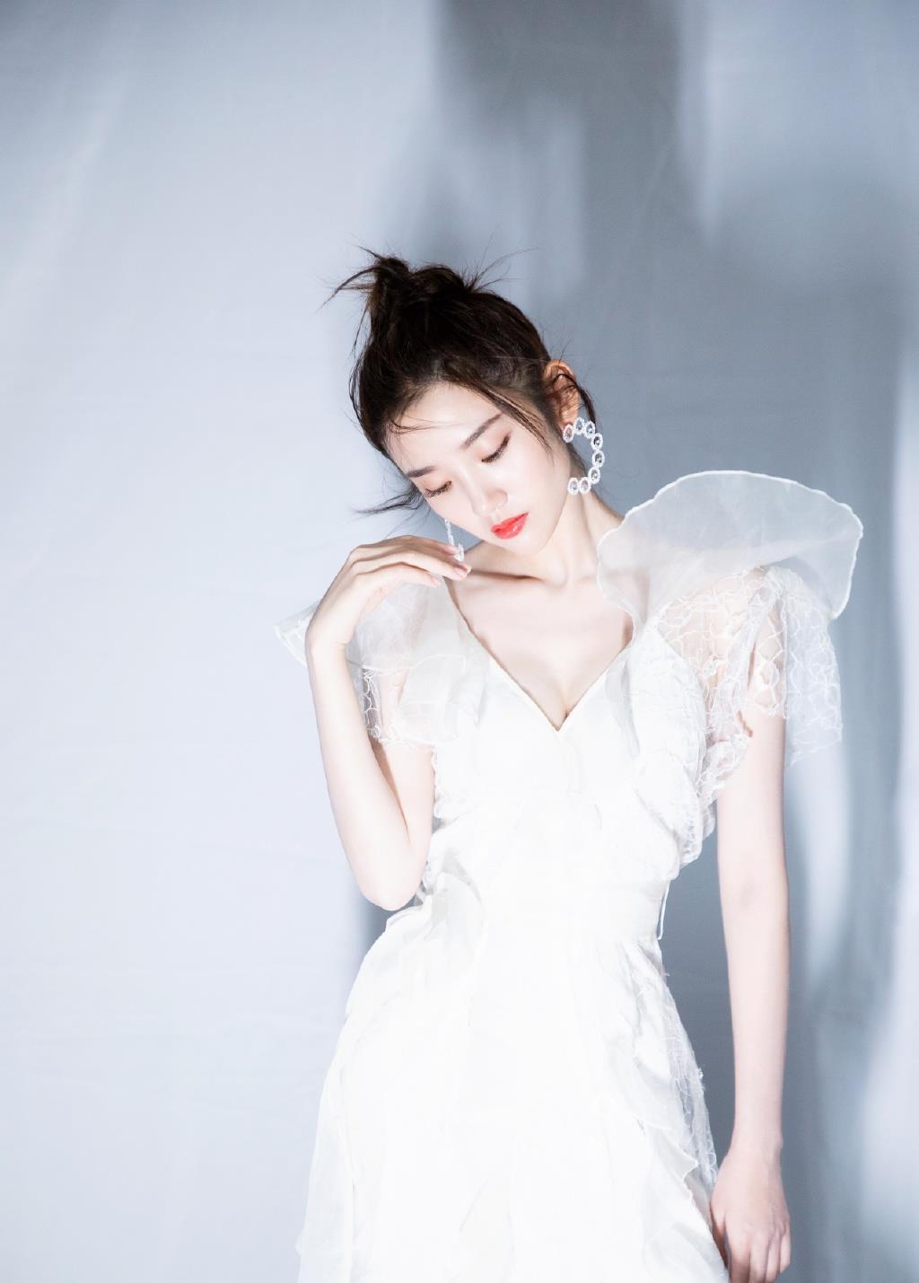 唐艺昕婚后更有少女感,宽松衬衫玩下衣失踪,配渔夫帽甜笑似精灵_造型