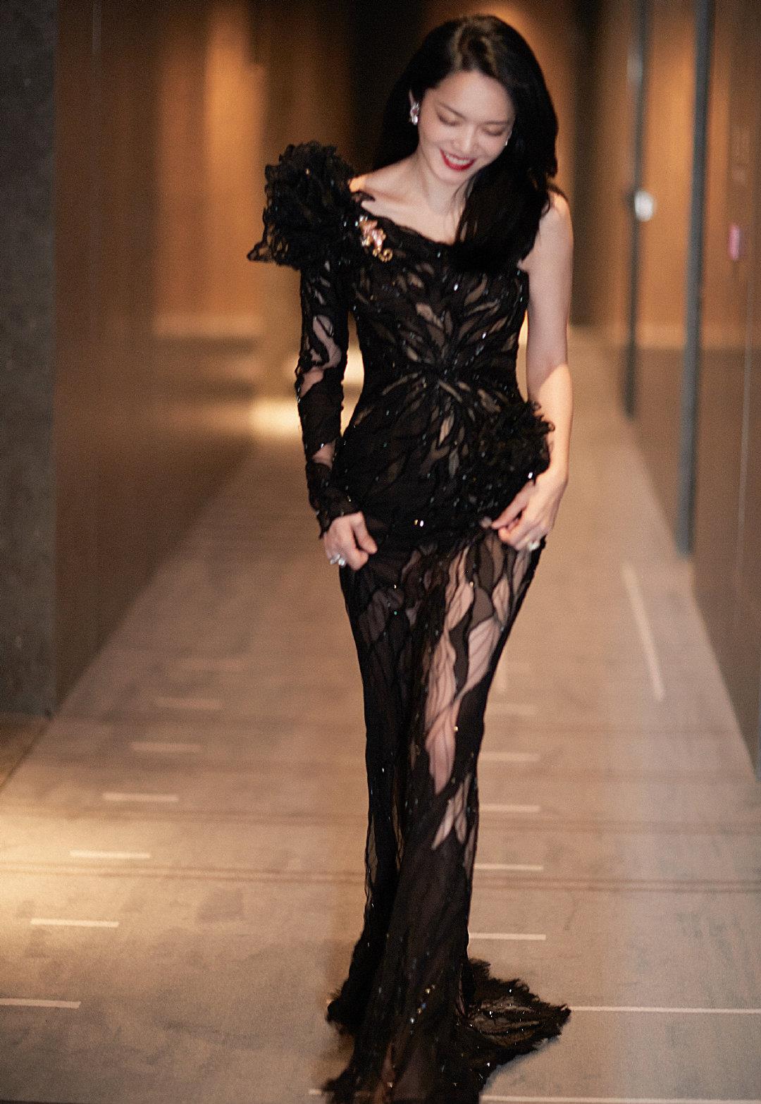 原创姚晨身材太招摇抹身材刺绣礼服演绎霸气女王锁骨杀绝了