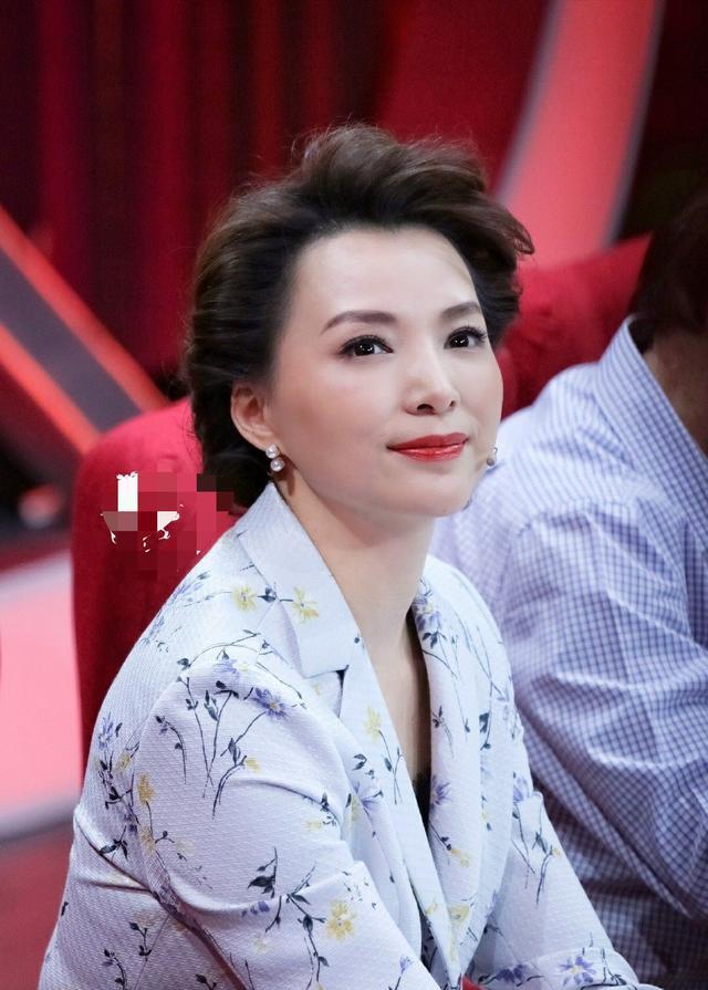 董卿真不愧是气质女神!西装搭配几何图案衬衣,简约又大方