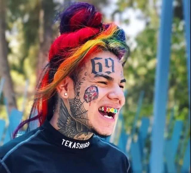 美饶舌歌手晒尖锥美甲,爱马仕包沦为背景,新纹身从背到腿太抢眼_卡迪