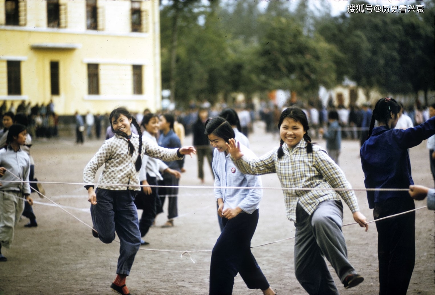 时间同学们在操场上玩着跳绳子的游戏,这是那个时代多少人的青春回忆