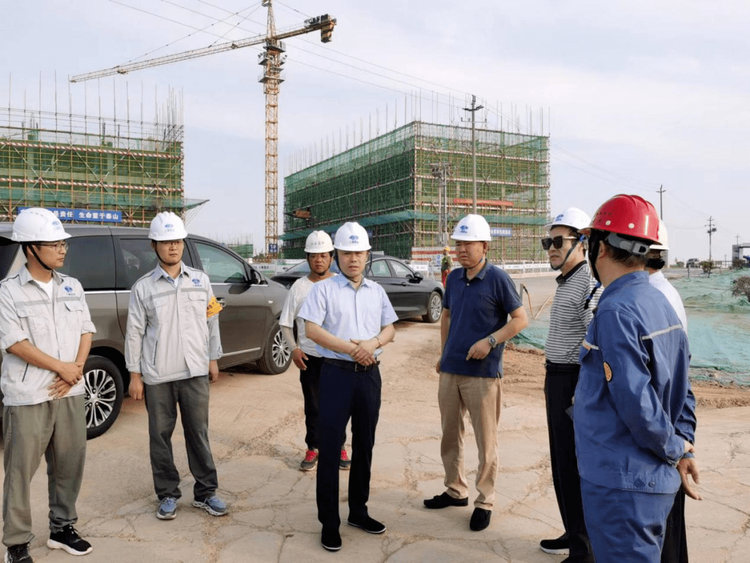 调研期间,祁卫东还实地查看了施工安全,工程质量,疫