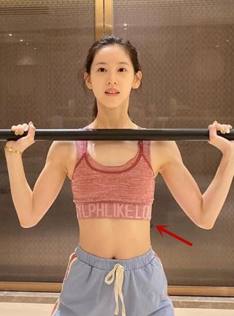 章泽天秀健身照,效果夸张好似金刚芭比,疑刘强东以老公视角出镜_照片