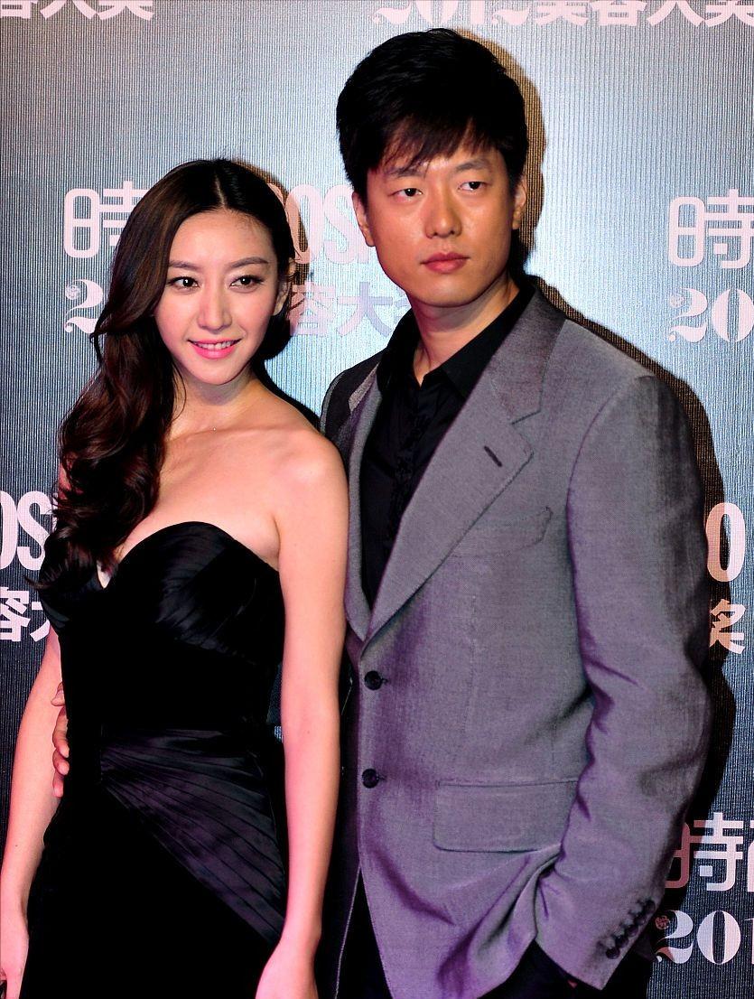 原创凌潇肃二婚老婆好低调穿没亮点的朴素裙装透着种贤惠气质