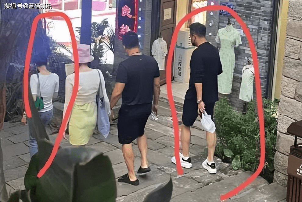 汪小菲同样不亏,张颖颖素颜出镜,肤白貌美大长腿