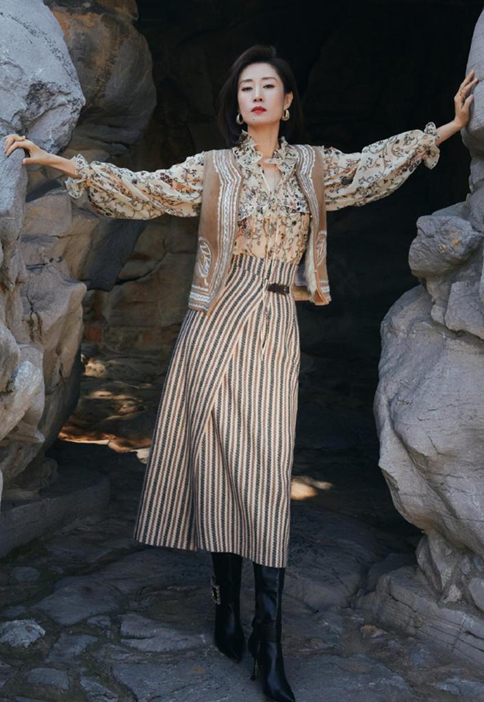 原创40岁后如何避免大妈感试试刘敏涛的3个穿衣法则气质又减龄