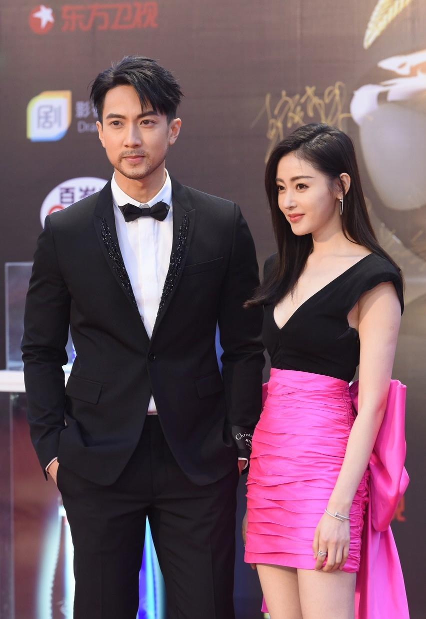 张天爱和吴尊也有cp感!穿黑背心拼接"飞机裙","玉女腿"撩人