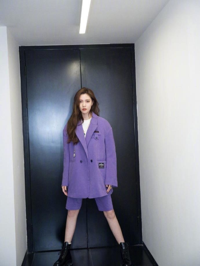 原创宋妍霏不愧时尚女王一双马丁靴穿出不同风格快来种草吧